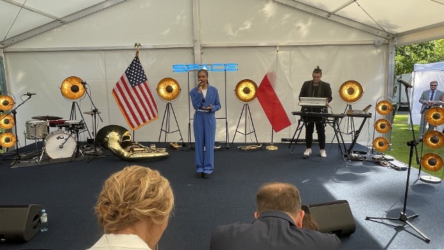 Sara James zaśpiewała dwa hymny w amerykańskiej ambasadzie. Jak jej poszło?