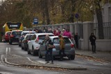 Zmiana organizacji ruchu przy cmentarzach w Słupsku. Sprawdź, którędy dojechać i gdzie są parkingi