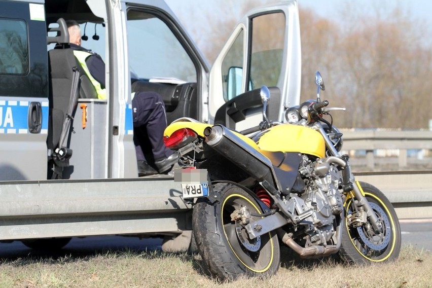 Dwa wypadki na Krzywoustego. Motocyklista ze złamaniami trafił do szpitala (ZDJĘCIA)