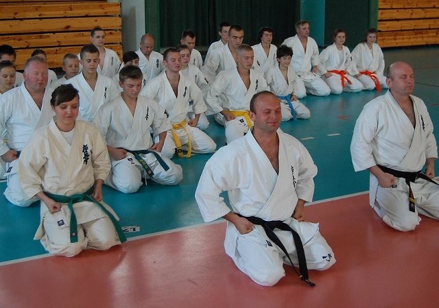 Na treningi karate uczęszcza coraz więcej młodych ostrołęczan.