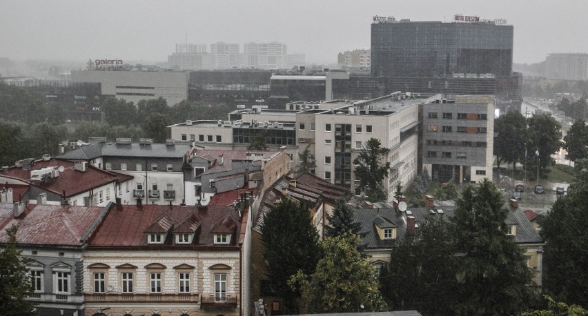 Poniedziałkowe burze nad Rzeszowem [ZDJĘCIA, WIDEO]