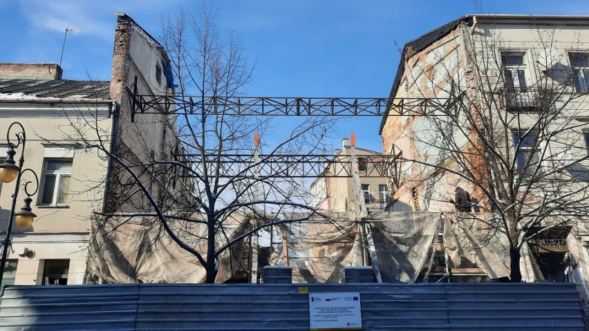 Frontowa ściana kamienicy przy ul. 3 Maja 18 we Włocławku...