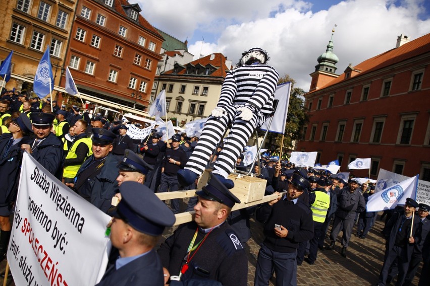 Protest policjantów w Warszawie. Mundurowi domagają się...