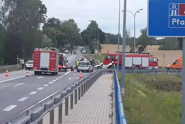 Motocyklista nie przeżył zderzenia z busem.