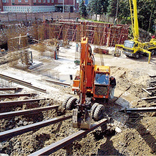 Prace nad budową centrum handlowo-usługowego przy ul. Zwycięstwa.