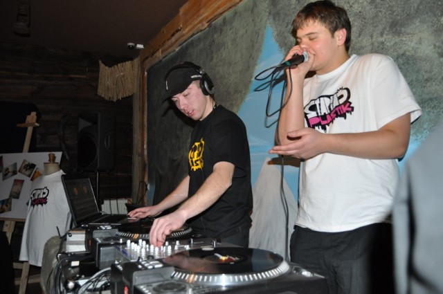 Tomasz "ZLK&#8221; Zieliński wraz z DJ Francuz (pierwszy z lewej) pokazali czym jest tak naprawdę prawdziwy hip-hop.