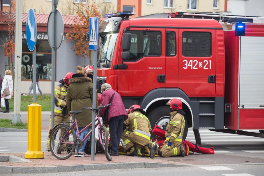 Wypadek w Słupsku na ulicy 11 Listopada. 72-letni kierowca potrącił 79-letniego rowerzystę [WIDEO, ZDJĘCIA]