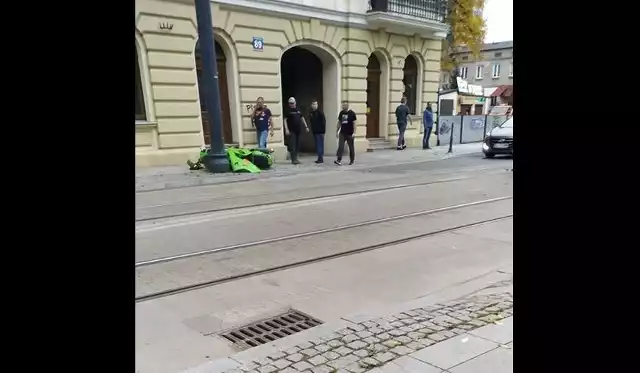 Motocyklista po wypadku porzucił jednoślad i uciekł. Do zdarzenia doszło w piątek 27 września około godz. 14.30 na Kilińskiego w pobliżu Tuwima.WIĘCEJ INFORMACJI I ZDJĘĆ KLIKNIJ DALEJ 