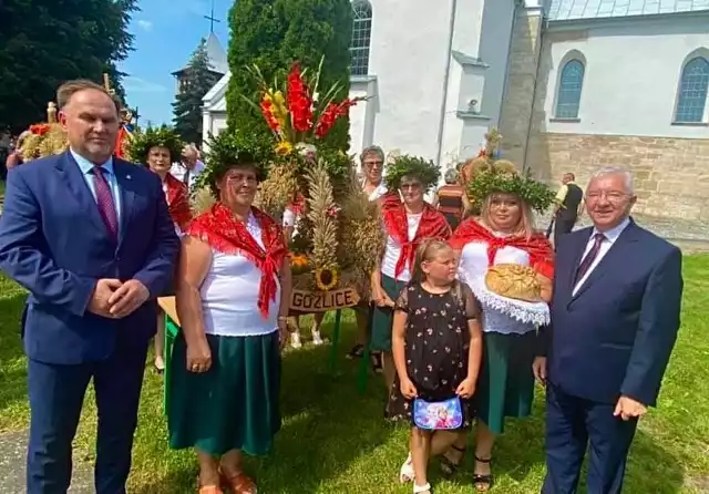 Mieszkańcy Goźlic, w gminie Klimontów podczas parafialnych dożynek dziękowali za tegoroczne plony.  Święto plonów połączono z mszą świętą odpustową ku czci Świętego Rocha. Od lewej poseł Marek Kwitek i poseł Krzysztof Lipiec.