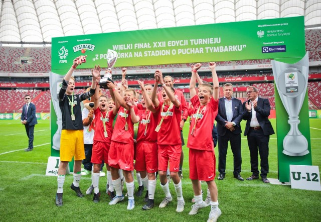 Szkoła Podstawowa nr 5 w Gdańsku (czerwone stroje) wygrała w kategorii U-12 w finale turnieju "Z podwórka na stadion o puchar Tymbarku"
