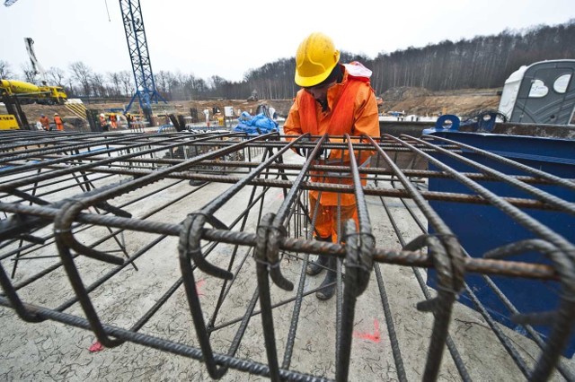 Już późną wiosną koszalinianie ujrzą zarys swojego przyszłego aquaparku, a nieco ponad rok później będą mogli zażywać w nim kąpieli. Póki co jednak - na naszą przyszłą radość - w trudzie i znoju, w pogodę i niepogodę pracuje kilkudziesięciu robotników. I to oni są teraz największymi bohaterami tej inwestycji.