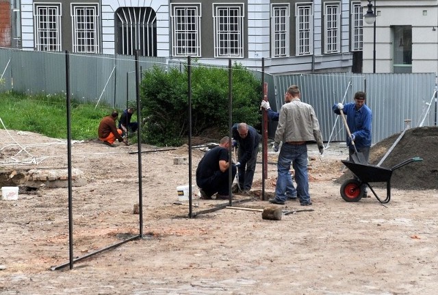 Trwa betonowanie teowników, które stanowić będą podpory nowego płotu. Zostały przesunięte bliżej wykopu, dzięki czemu plac zyska dodatkowe miejsca parkingowe.