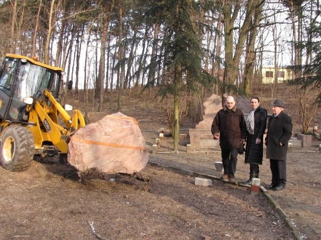 Szubińskie Towarzystwo Kulturalne upamiętnić chce miejsce, gdzie przed wojną był cmentarz żydowski. Stanie tam kamienny obelisk.