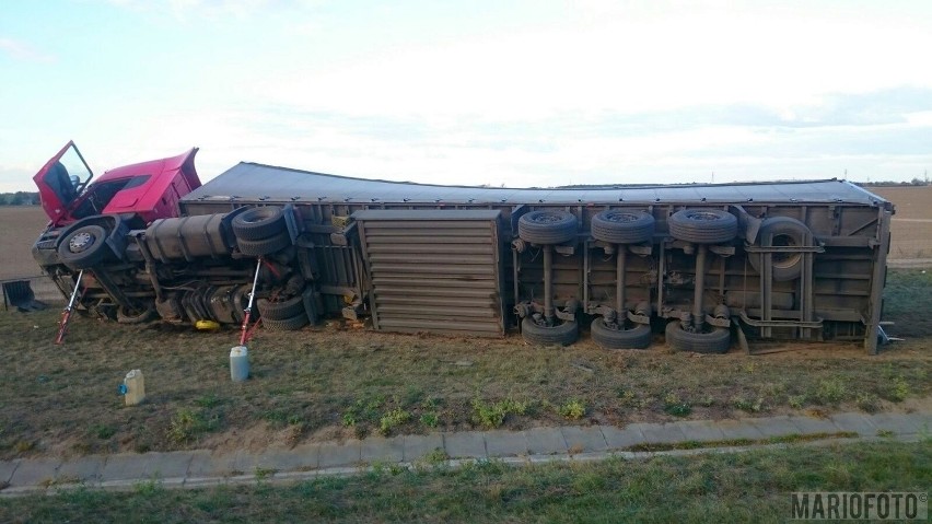 Ciężarowa scania przewróciła się na autostradzie A4.