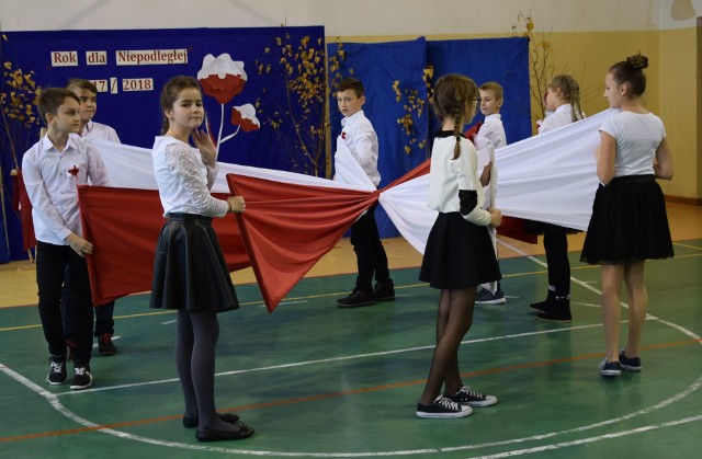 Uczniowie szkoły podstawowej w Zakrzówku zaprezentowali widowisko patriotyczne. 
