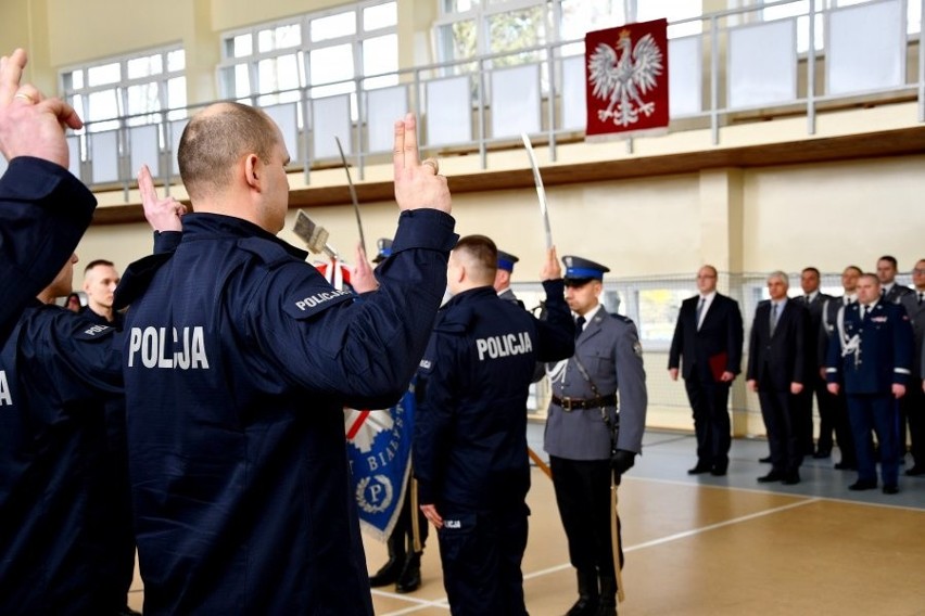 Białystok. Podlaska policja ma 30 nowych funkcjonariuszy policji. Wśród nich jest małżeństwo [zdjęcia]