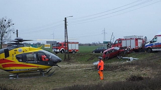 Między Chrząstowem, a Kosowem zderzyły się dwa samochody osobowezostał. Jedna z rannych osób została zabrana do szpitala przez śmigłowiec Lotniczego Pogotowia Ratunkowego