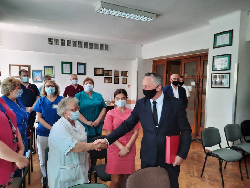 Wojewoda świętokrzyski w szpitalu w Ostrowcu. Dziękował za walkę z koronawirusem (ZDJĘCIA)