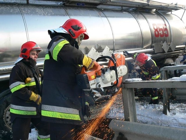 Wypadek cysterny na wiadukcie w TarnobrzeguCiągnik siodlowy z cysterną wpadl w poślizg, staranowal bariery i stanąl w poprzek "dwupasmówki&#8221; na wiadukcie w Tarnobrzegu-Nagnajowie.