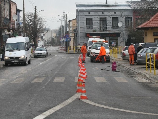 We wtorkowe przedpołudnie drogowcy na włoszczowskim rynku dokonywali ostatecznych, kosmetycznych prac związanych z modernizacją drogi wojewódzkiej numer 786.