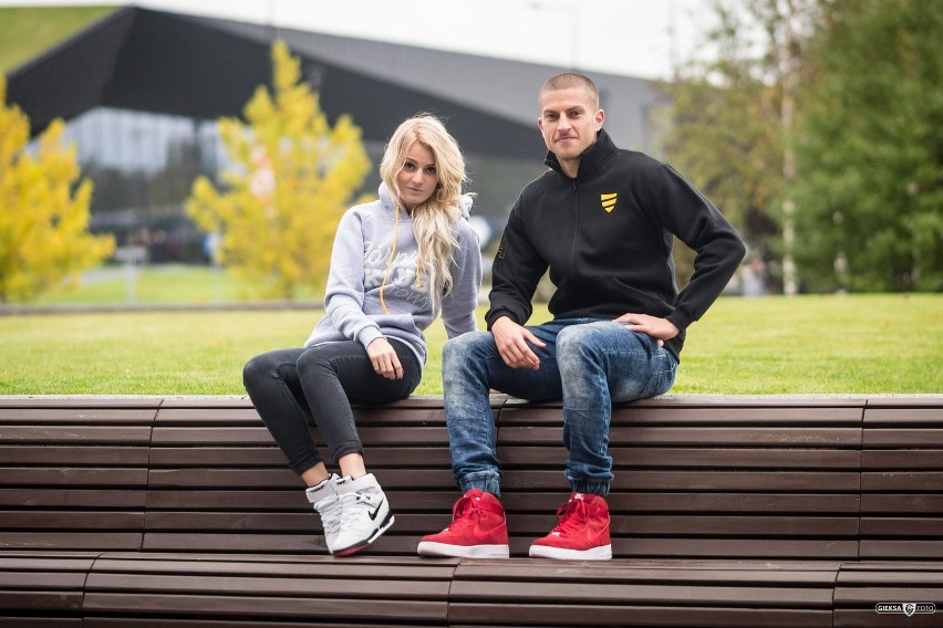 Modelki i piłkarze reklamują kolekcję ubrań GKS Katowice