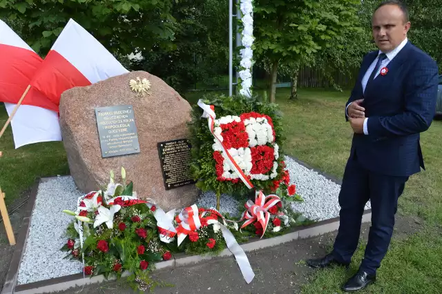 Wójt zaleszańskiej gminy Paweł Gardy w Obojnej przy obelisku upamiętniającym Edwarda Paterka