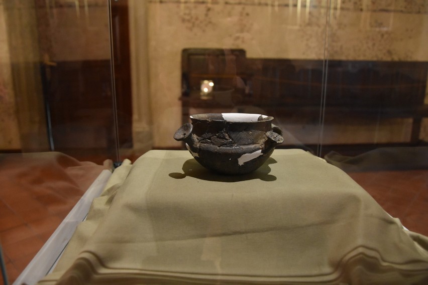 Tarnowskie muzeum zaprezentowało niezwykłe naczynie sprzed 2700 lat [ZDJĘCIA]