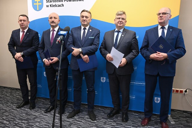 Zarząd Powiatu Kieleckiego. Od lewej: Cezary Majcher, Mariusz Ściana, Mirosław Gębski, Tomasz Pleban, Stefan Bąk.