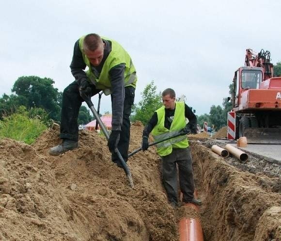 - Budujemy wzdłuż drogi kanalizację deszczową - mówią Sebastian Belka i Tomasz Stoiński z miejscowej firmy Mon-tech (fot. Dariusz Brożek)