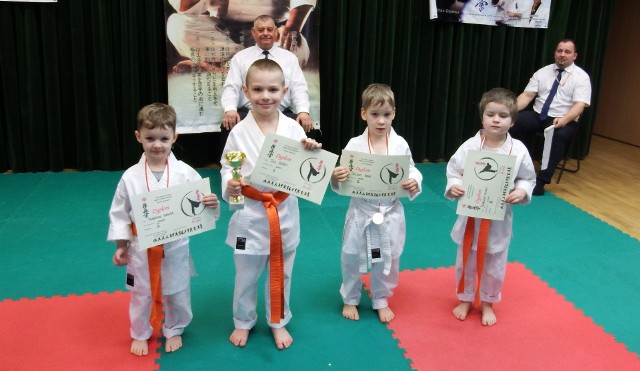 Młodzi tarnobrzescy karatecy z sukcesami startowali na zawodach w Dzikowcu