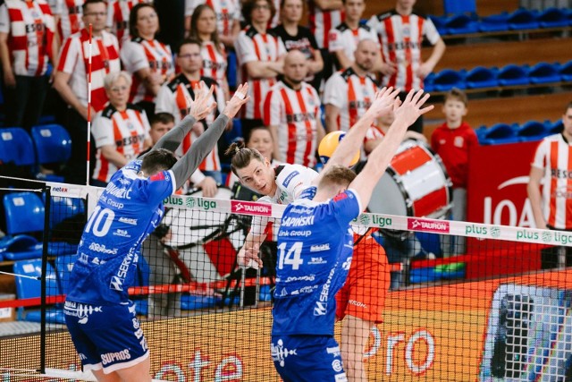 Siatkarze z Suwałk (na niebiesko) rozegrają ostatni w tym sezonie PlusLigi mecz we własnej hali