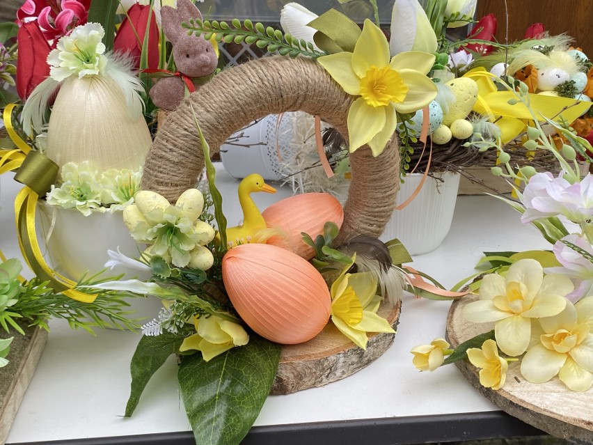 Wielkanocne ozdoby na bazarach w Kielcach. Są koszyczki, palmy, pisanki, zajączki. Zobacz zdjęcia