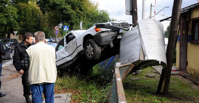 Mercedes zawisł na płocie koło przejazdu kolejowego koło zbiegu ulic Witkiewicza i Jagiellońskiej.