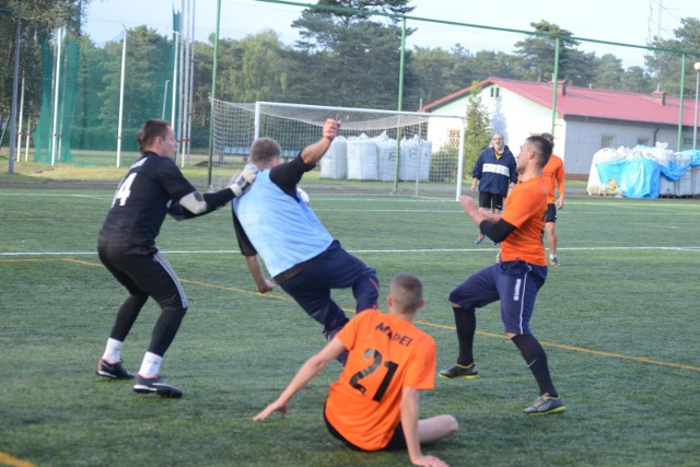 Odmrażanie sportu w Toruniu. Od 18 maja czynne są orliki, boiska sportowe i hale. Gdzie w Toruniu uprawiać sport? Które orliki i hale sportowe są otwarte? Sprawdzamy godziny otwarcia, kontakt do animatorów i opiekunów obiektów, numery telefonów do rezerwacji. Chcecie zagrać w piłkę, koszykówkę, w tenisa - podajemy wszystkie przydatne informacje. Orliki w Toruniu, hale sportowe w Toruniu, korty tenisowe w Toruniu - co, gdzie i jak >>>