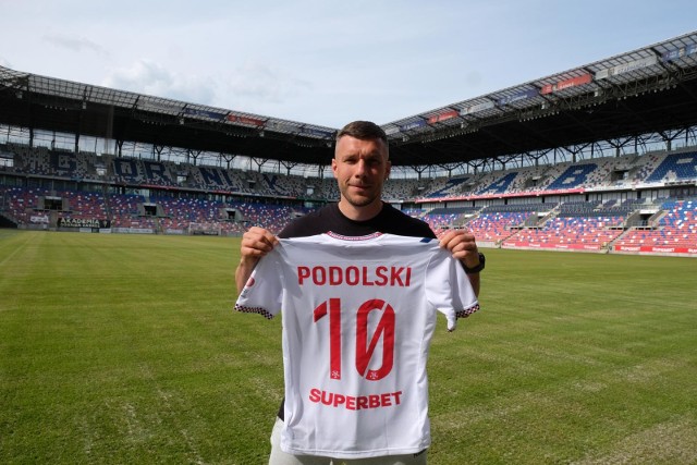 Lukas Podolski będzie grał w Górniku przez kolejny rok.Zobacz kolejne zdjęcia. Przesuwaj zdjęcia w prawo - naciśnij strzałkę lub przycisk NASTĘPNE