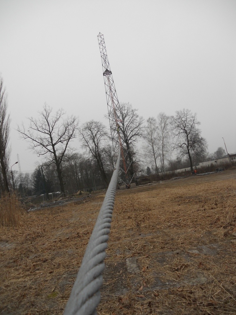 Łamali 40-metrową, 11-tonową wieżę telekomunikacyjną [zdjęcia]