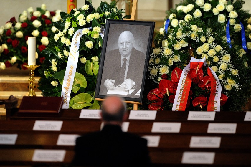 Pogrzeb Józefa Oleksego: Były premier odznaczony Krzyżem Wielkim Orderu Odrodzenia Polski [ZDJĘCIA]