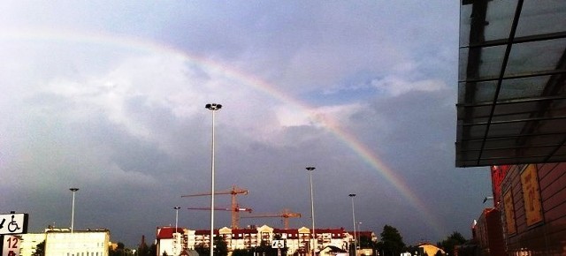 Tęcza widziana sprzed hipermarketu Auchan