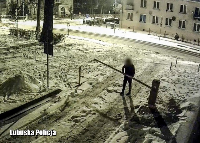 Policja w Międzyrzeczu została poinformowana, że nieznany sprawca zniszczył szlaban wjazdu na parking przy jednym z osiedli.