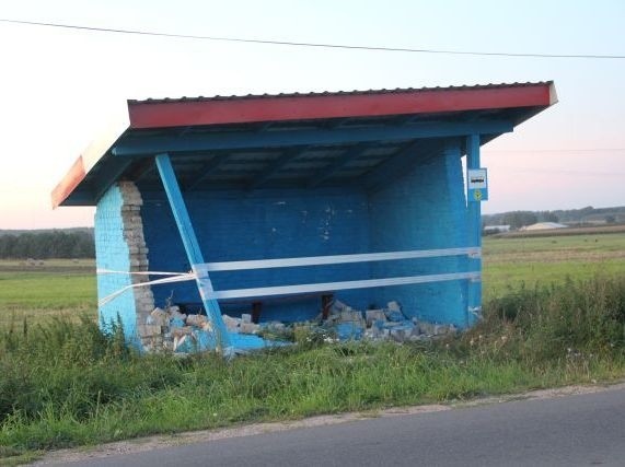 Przystanek autobusowy we wsi Barszczewo jest zniszczony. Wjechał w niego samochód.