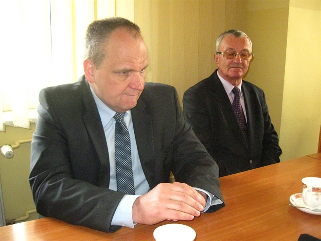 Wojewoda Jerzy Ostrouch w obecności starosty Marka Cieślaka wysłuchał w poniedziałek informacji na temat sobotniego zdarzenia