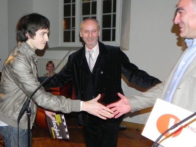 Srdan Keca (z lewej) odbiera Cottbus Discovery Award od Alexandra Wiesera. W środku dyrektor CFF Roland Rust.