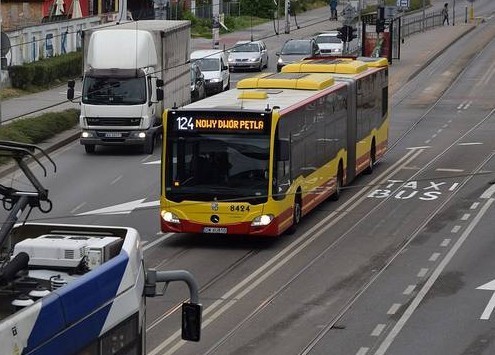 W tym rejonie poprowadzono 5 linii autobusowych (A, D, 106,...