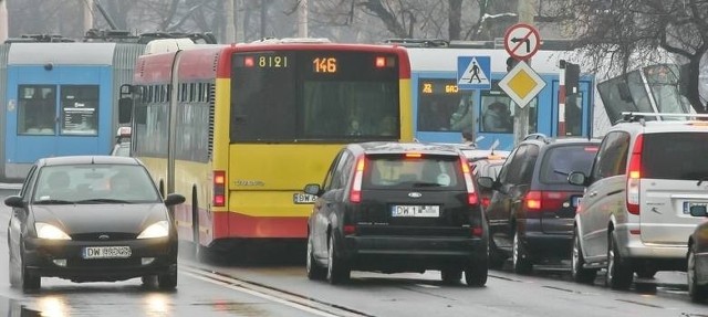 Dzięki systemowi ITS podróżujący tramwajami jadą krócej. Kierowcy czasem długo czekają na włączenie się zielonego światła