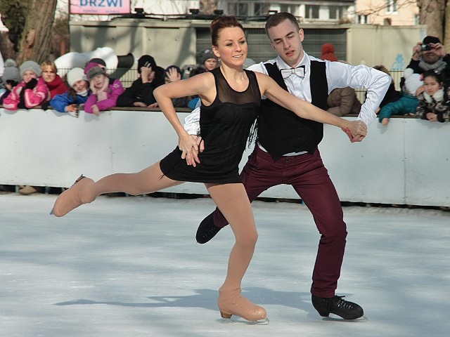 Nauka jazdy figurowej na lodowisku w GrudziądzuEmila Rewako i Dawid Pietrzyński w pokazie tanecznym na lodzie
