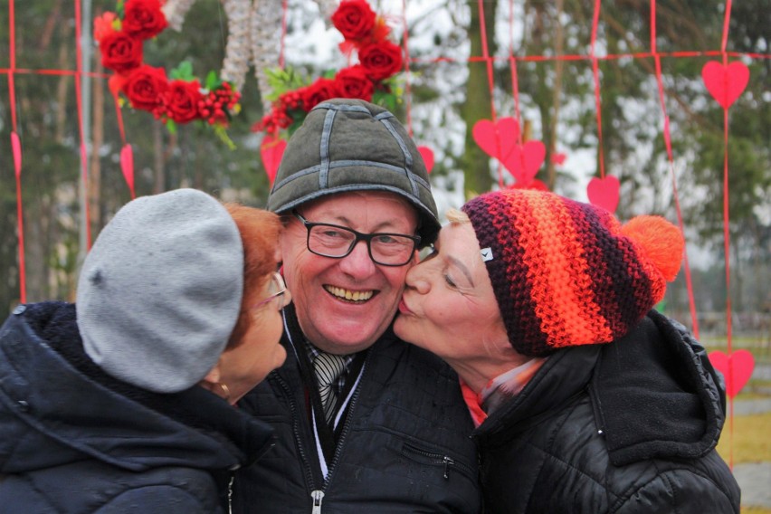 Fotograficzny kącik dla zakochanych. Na zdjęciu...