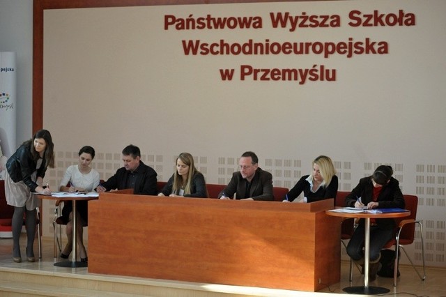 Miss maturzystek 2012 - kandydatki z PodkarpaciaDo drugiej edycji konkursu zgłosiło się 20 dziewczyn z Rzeszowa, Sanoka, Jarosławia i Przemyśla. Finałową dziesiątkę wybrało 7-osobowe jury.