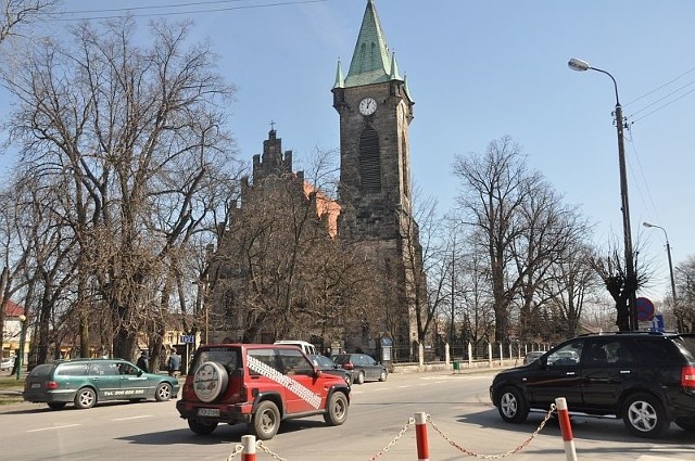 Kamera zamontowana na skrzyżowaniu ulic Pocztowej i księdza Granata rejestruje obraz z centrum miasta w pobliżu kolegiaty św. Mikołaja