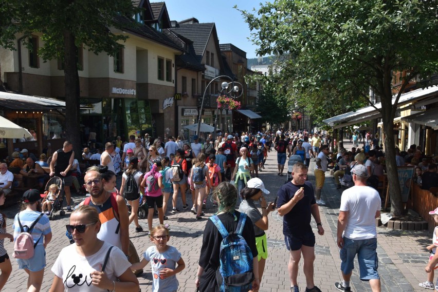 Zakopane. Półmetek wakacji. Tłumy pod Giewontem [ZDJĘCIA]