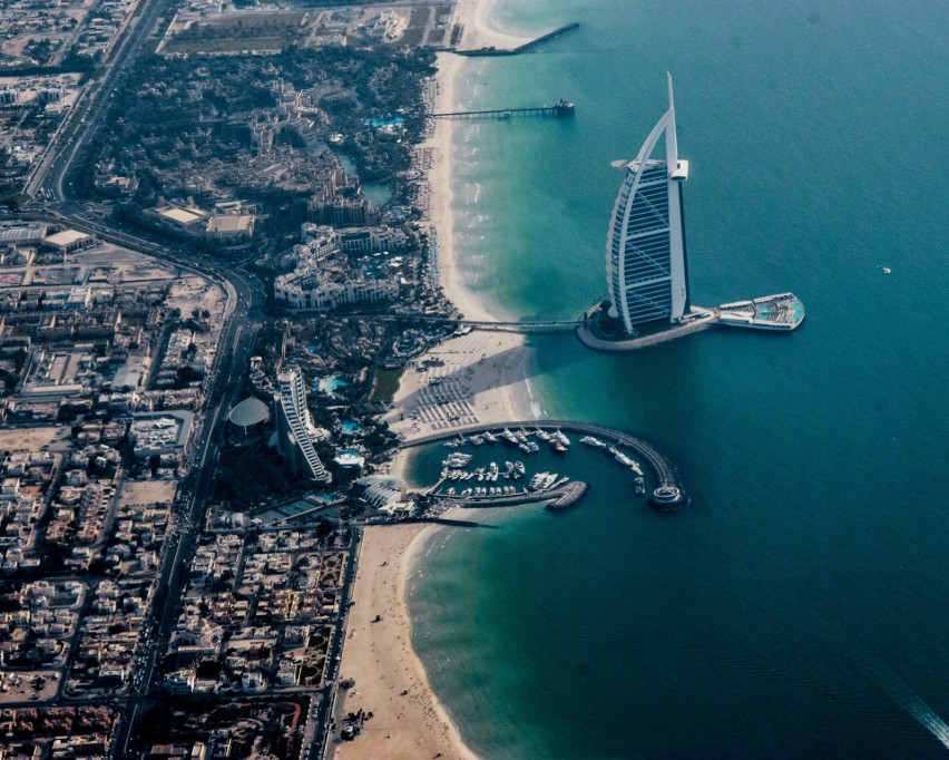 Hotel Burj Al Arab wznosi się na sztucznej wyspie, jak wiele...